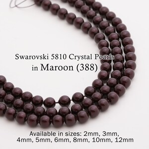 Op de afbeelding: Maroon Swarovski 5810 kristallen parel kralen. De afbeelding toont meerdere strengen ronde, donkerrode kralen. Tekst op de afbeelding luidt "Swarovski 5810 Crystal Pearls in Maroon (388)" en "Available in sizes: 2mm, 3mm, 4mm, 5mm, 6mm, 8mm, 10mm, 12mm."