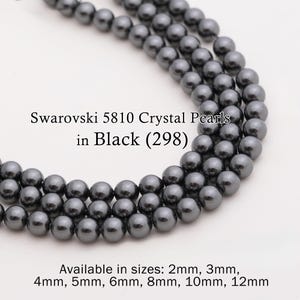 Puede incluir: Primer plano de perlas de cristal Swarovski 5810 negras. La imagen muestra múltiples hilos de cuentas, con el texto "Swarovski 5810 Crystal Pearls in Black (298)". Tamaños disponibles: 2 mm, 3 mm, 4 mm, 5 mm, 6 mm, 8 mm, 10 mm y 12 mm.