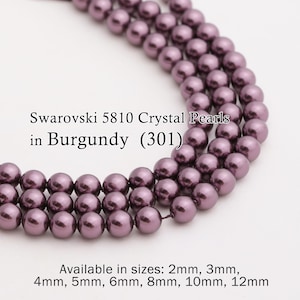 Puede incluir: Primer plano de múltiples hilos de perlas de cristal Swarovski 5810 burdeos. La imagen incluye el texto "Swarovski 5810 Crystal Pearls in Burgundy (301)" y "Available in sizes: 2mm, 3mm, 4mm, 5mm, 6mm, 8mm, 10mm, 12mm."