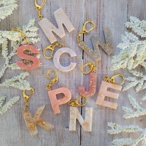 Llavero con inicial personalizado / Llavero con letras en tonos pastel y dorado / Llavero con letras de resina / Regalo de boda / Día de San Valentín