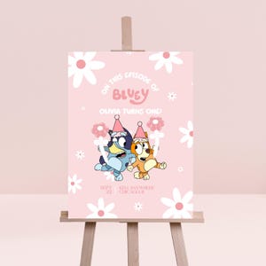 Letrero de bienvenida de cumpleaños con diseño de perro azul y flor rosa