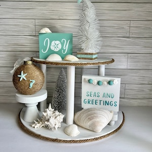 Décor de plateau de Noël côtier à plusieurs niveaux : Beachy Seas and Greetings signe