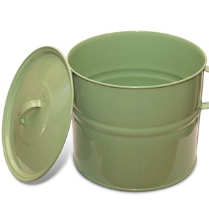 Könnte beinhalten: Ein grüner Metallbehälter mit Deckel und Griff. Der Behälter ist zylindrisch und hat eine glatte Oberfläche.