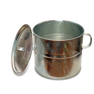 Könnte beinhalten: Ein silberner Metallbehälter mit Deckel. Der Behälter hat zwei Griffe an der Seite und ist offen.