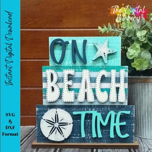 Puede incluir: Un letrero de madera de tres niveles con temática de playa. El nivel superior dice "ON" con una estrella de mar. El nivel intermedio dice "BEACH" en letras blancas. El nivel inferior dice "TIME" con un dólar de arena. El letrero está pintado en tonos azules y blancos.