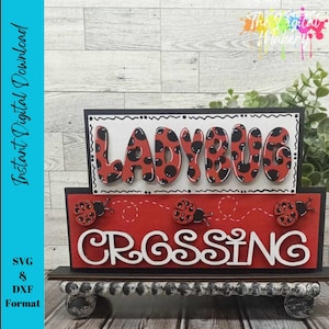 File SVG di Ladybug Crossing / File di blocchi di parole impilati Ladybug / File di decorazioni estive