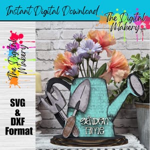 Può includere: Decorazione da giardino a forma di annaffiatoio turchese con la scritta "garden time". L'annaffiatoio contiene fiori colorati e attrezzi da giardino decorativi. Sono visibili anche le parole "Instant Digital Download" e "SVG & DXF Format".