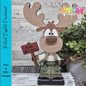 Puede incluir: Una caprichosa figura de alce con grandes astas, sosteniendo un letrero que dice "Merry Christmoose". El alce lleva un peto y botas. La imagen también incluye el texto "Instant Digital Download" y "SVG & DXF Format."