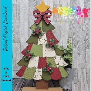 Op de afbeelding: Een decoratieve kerstboom van hout met rode, groene en witte patronen. Het heeft een ster, strik en hulst accenten. De tekst "Instant Digital Download" is zichtbaar aan de linkerkant.