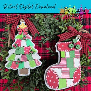 Peut inclure: Deux décorations de Noël au motif patchwork rouge, vert et blanc. L'une représente un sapin avec une étoile jaune et un nœud rouge, l'autre une chaussette. Les deux portent des nœuds à carreaux rouge et noir et sont attachées avec de la ficelle.