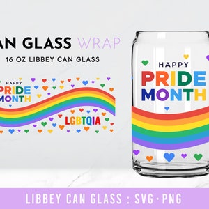 Puede incluir: Un envoltorio para vaso de lata de 16 onzas con un diseño de arcoíris y el texto "Happy Pride Month" y "LGBTQIA".