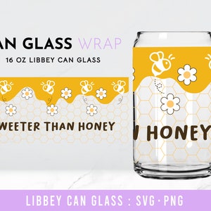 Può includere: Un involucro per bicchiere di lattina da 16 once con un design di miele giallo che cola, con api e margherite. Il testo "Sweeter Than Honey" e "Honey" è incluso nel design.