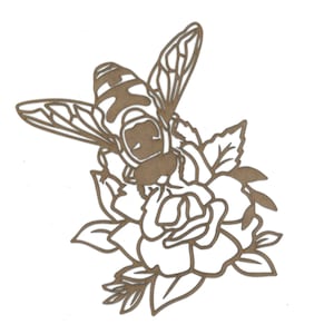 Può includere: Illustrazione dettagliata di un'ape posata su una rosa. L'ape è marrone e bianca, con intricati dettagli delle ali. La rosa e le foglie sono delineate in marrone, creando un effetto a strati su sfondo bianco. Adatto per lavori artigianali.