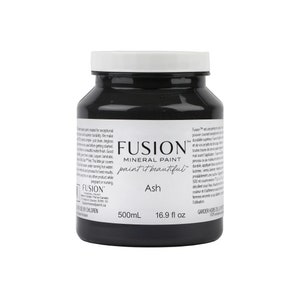 Pu&ograve; includere: Un barattolo nero di Fusion Mineral Paint nel colore Cenere. Il barattolo &egrave; etichettato con il nome del marchio, il tipo di vernice, il nome del colore e il volume in millilitri e once liquide. Il testo "paint it beautiful" &egrave; stampato sull'etichetta.