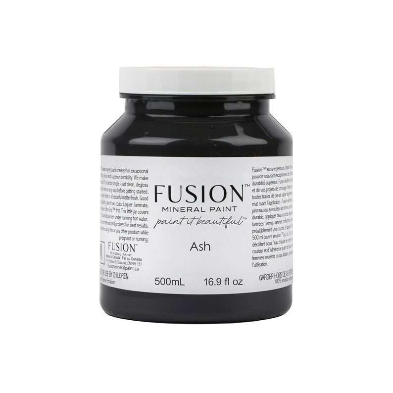 Pu&ograve; includere: Un barattolo nero di Fusion Mineral Paint nel colore Cenere. Il barattolo &egrave; etichettato con il nome del marchio, il tipo di vernice, il nome del colore e il volume in millilitri e once liquide. Il testo "paint it beautiful" &egrave; stampato sull'etichetta.
