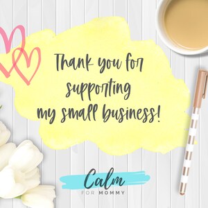 K&ouml;nnte beinhalten: Draufsicht mit einer wei&szlig;en Kaffeetasse, einem Stift und einem Strau&szlig; wei&szlig;er Tulpen. Das Bild enth&auml;lt den Text "Thank you for supporting my small business!" und die Worte "Calm for Mommy".