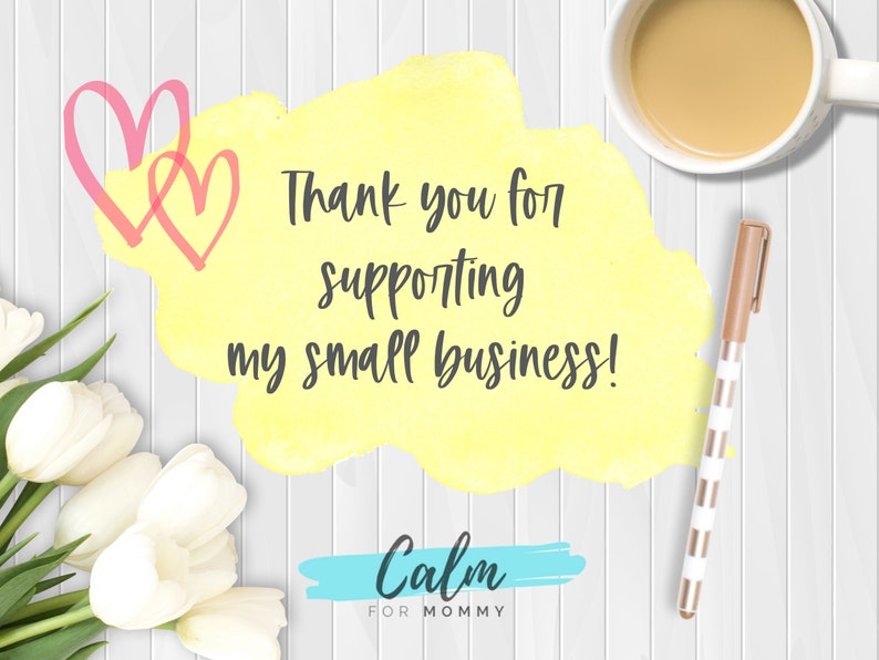 K&ouml;nnte beinhalten: Draufsicht mit einer wei&szlig;en Kaffeetasse, einem Stift und einem Strau&szlig; wei&szlig;er Tulpen. Das Bild enth&auml;lt den Text "Thank you for supporting my small business!" und die Worte "Calm for Mommy".