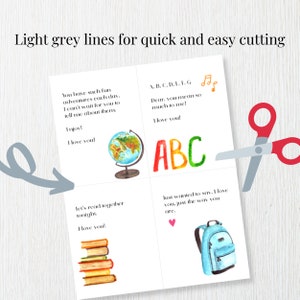 K&ouml;nnte beinhalten: Vier druckbare Karten mit Aquarell-Illustrationen und Text. Die Karten zeigen einen Globus, ABC-Buchstaben, einen Stapel B&uuml;cher und einen blauen Rucksack. Der Text auf den Karten enth&auml;lt Botschaften wie "Du hast jeden Tag so viel Spa&szlig; bei deinen Abenteuern" und "Ich liebe dich!"