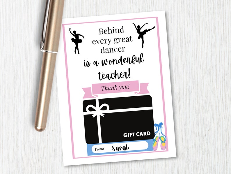 K&ouml;nnte beinhalten: Eine Geschenkkarte mit einem schwarzen Rechteck und den Worten "GIFT CARD". Die Karte hat einen rosa und blauen Rand mit dem Text "Hinter jedem gro&szlig;artigen T&auml;nzer steht ein wunderbarer Lehrer! Danke!" und Ballettt&auml;nzer-Silhouetten.