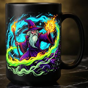 Peut inclure: Mug en céramique noire avec un motif de magicien. Le magicien porte une robe et un chapeau violets, avec une longue barbe blanche, tenant un bâton et invoquant le feu. Le design comprend un fond cosmique bleu et vert avec des étoiles.