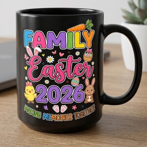 Peut inclure: Mug en céramique noire avec un motif de Pâques coloré. Le mug présente les mots "FAMILY Easter 2026" avec des graphiques sur le thème de Pâques, dont un lapin, un poussin et un œuf de Pâques. La phrase "MAKING MEMORIES TOGETHER" est également incluse.