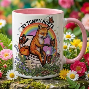 Peut inclure: Ensemble de trois mugs en céramique avec une finition mate et mouchetée. Les mugs sont de couleur crème, gris clair et gris foncé. Chaque mug a un design simple et minimaliste avec une anse arrondie.