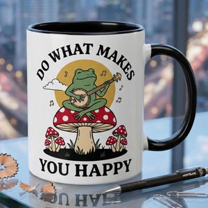 Frosch-Banjo-Tasse, Kaffeetasse mit dem Spruch „Tu, was dich glücklich macht“, Ästhetisches Pilzgeschenk, Cottagecore-Deko für Froschliebhaber, Tasse mit positivem Spruch, Retro-Krötenkunst