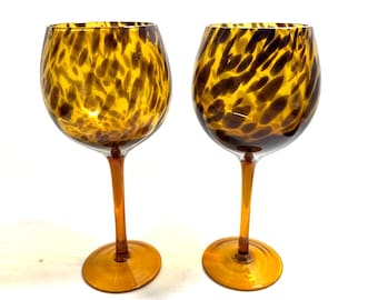 Juego de 2 copas de vino sopladas a mano con diseño de carey y vetas ámbar.