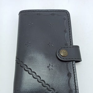 Cartera de mujer de piel con compartimento interior apto para guardar dinero y cierre con solapa para tarjetas hecha a mano