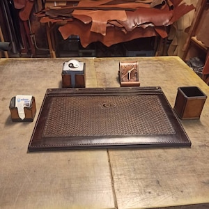 mesa de estudio escritorio y sus aparatos