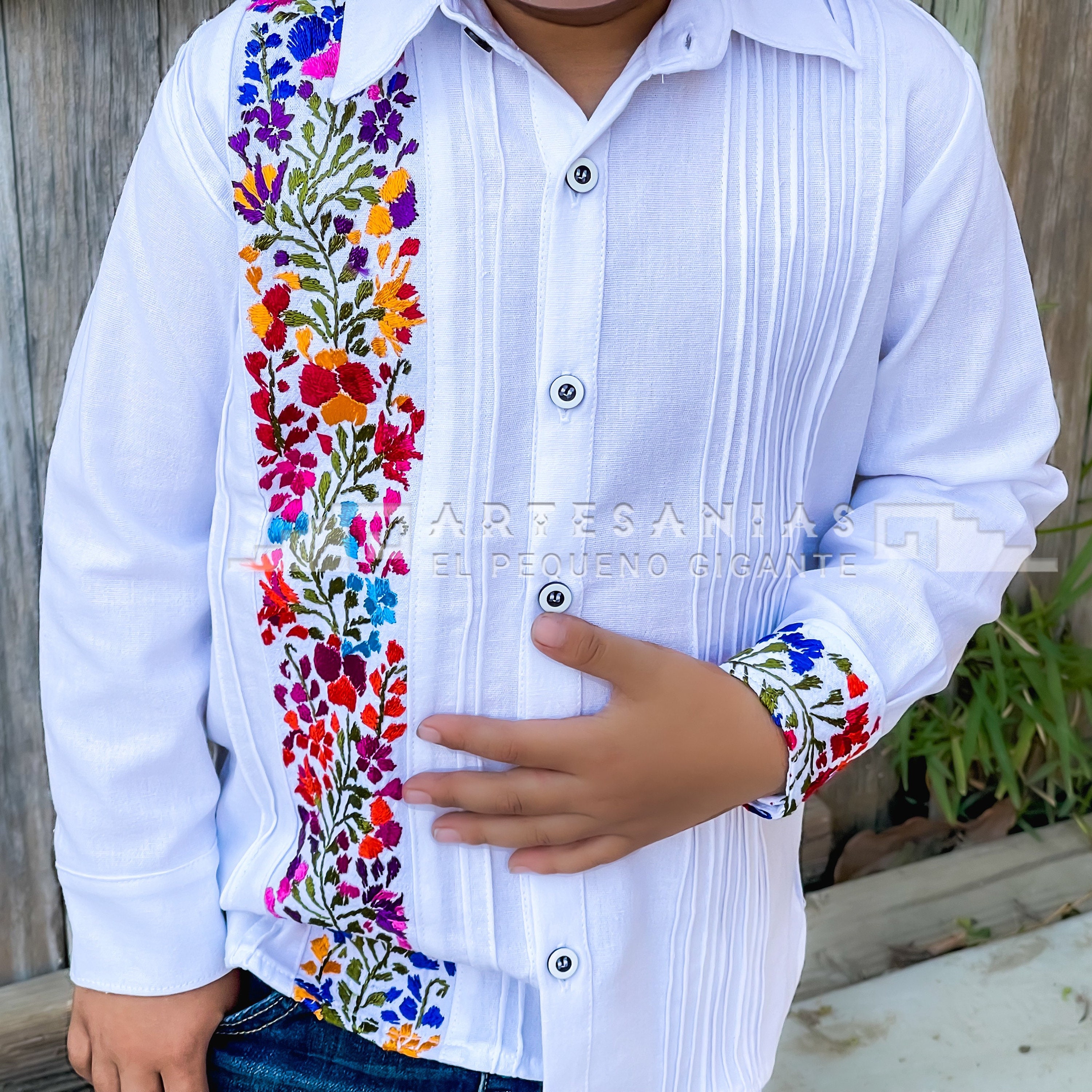 Camisa guayabera blanca bordada morado también tallas grandes