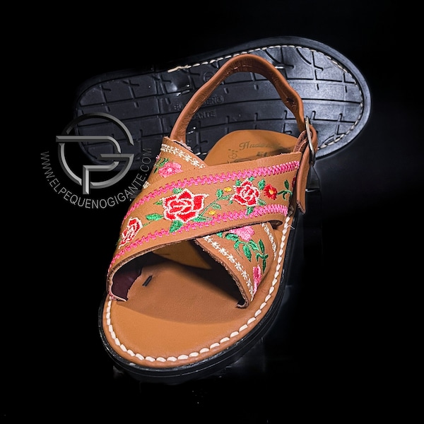 Florecitas para Niña Huarache Mexicano Bordado en Piel | Girl Huarache sandal with Flowers in leather.