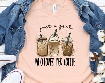 Puede incluir: Una camiseta rosa con el texto "Just a girl who loves iced coffee" y un gráfico de tres bebidas de café con hielo. El texto "Heather Peach" está en la esquina inferior derecha.