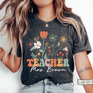 Chemise de nom de professeur de fleurs sauvages, T-shirt personnalisé de professeur, T-shirt personnalisé de professeur, cadeau pour le professeur, tee-shirt mignon de professeur, chemise de professeur 2023