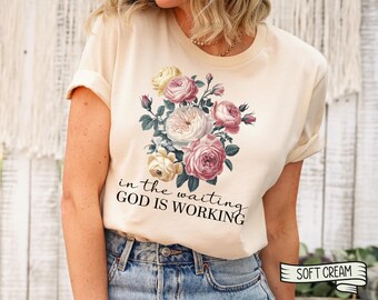 Camisa cristiana floral, Dios está obrando, camiseta unisex Bella Canvas