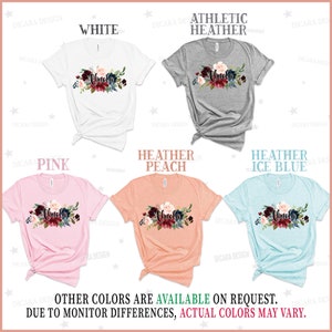 Pu&ograve; includere: Cinque magliette di diversi colori con un design floreale e la parola "Abuela" al centro. I colori sono bianco, grigio melange, rosa, pesca melange e blu ghiaccio melange.