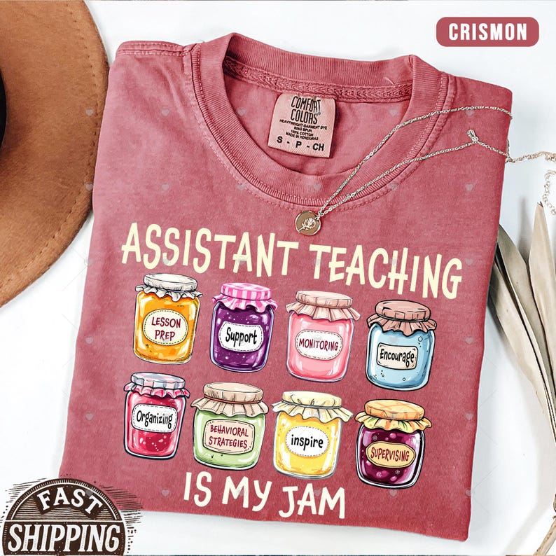 Puede incluir: Una camiseta roja con el texto "Assistant Teaching is my jam" y un gr&aacute;fico de tarros de mermelada con palabras como "Lesson Prep", "Support", "Monitoring", "Encourage", "Organizing", "Behavioral Strategies", "Inspire" y "Supervising" en ellos.