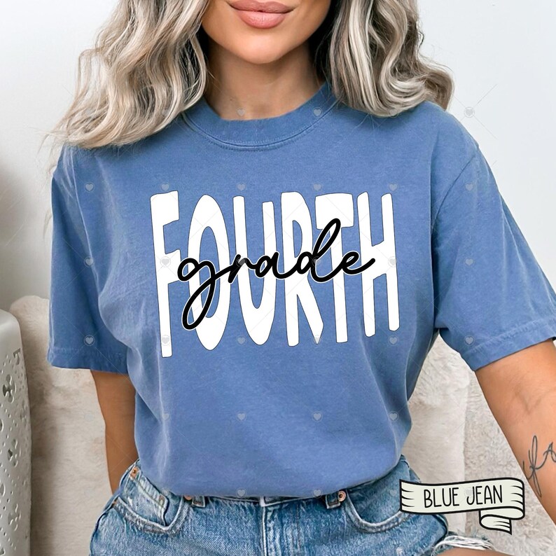 Op de afbeelding: Een blauw T-shirt met de tekst "FOURTH grade" in wit met zwarte cursieve letters.