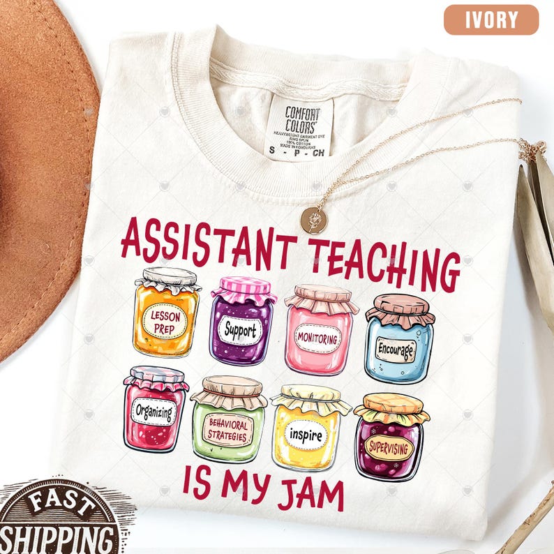 Puede incluir: Camiseta de color marfil con el texto "Assistant Teaching is my jam" y un gr&aacute;fico de tarros con diferentes etiquetas como "Preparaci&oacute;n de la lecci&oacute;n", "Apoyo", "Monitoreo", "Animar", "Organizar", "Estrategias conductuales", "Inspirar" y "Supervisar".