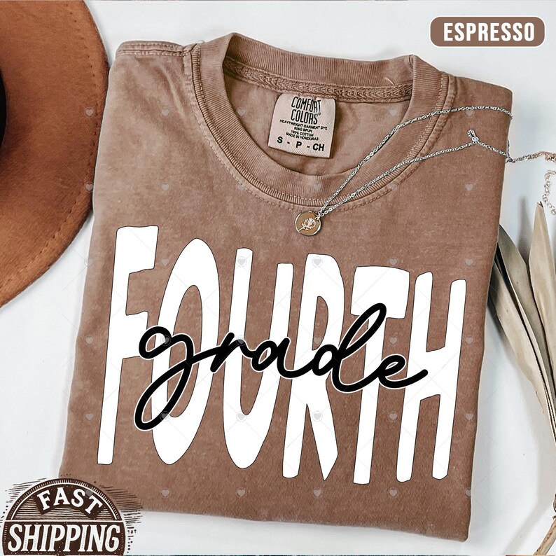 Op de afbeelding: Een bruin T-shirt met de tekst "FOURTH grade" in wit met zwarte letters. Het shirt is in een vintage stijl met een distressed look.