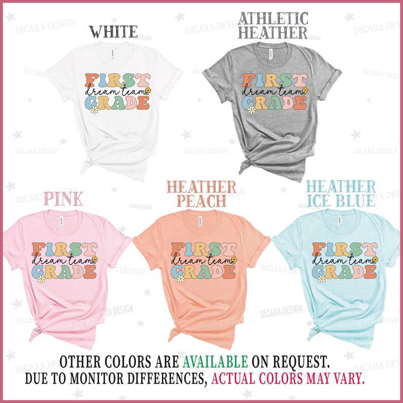 Op de afbeelding: Vijf T-shirts in verschillende kleuren met de tekst "First dream team grade" in regenboogkleuren met een bloemenontwerp. De kleuren van de T-shirts zijn wit, grijs melange, roze, perzik melange en ijsblauw melange.