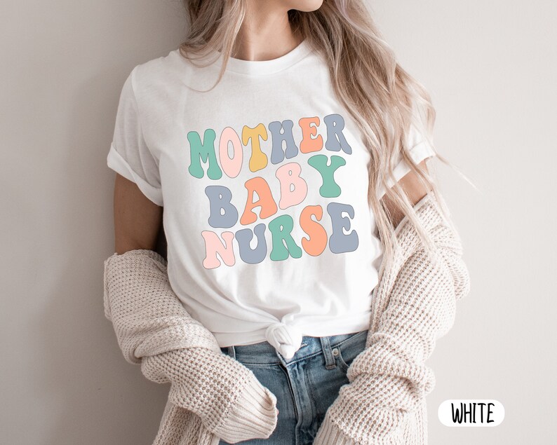 Może przedstawiać: Biała koszulka z napisem "Mother Baby Nurse" w kolorowej czcionce retro.