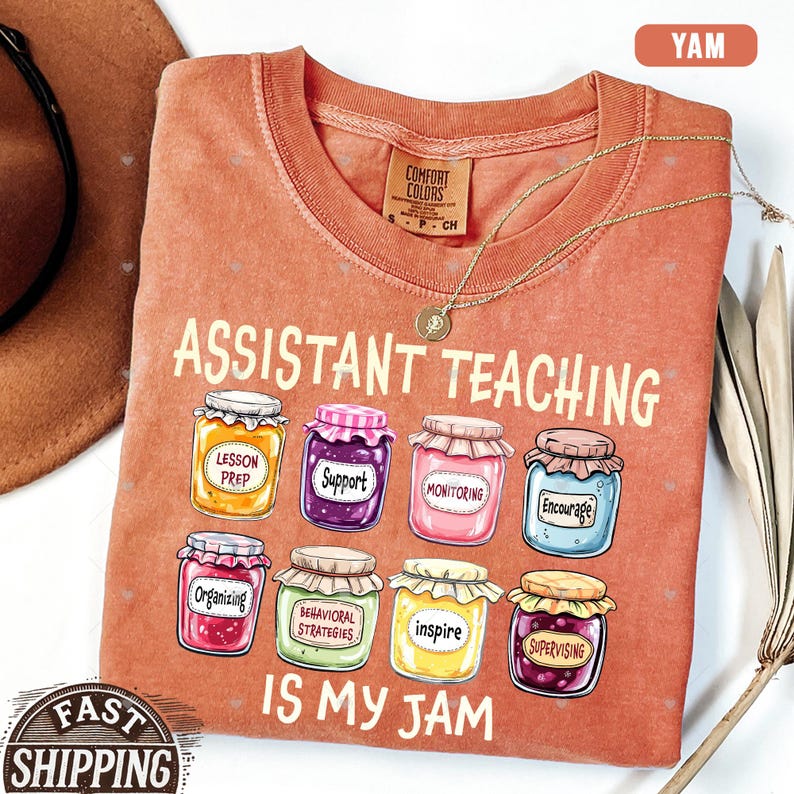 Puede incluir: Una camiseta de color melocot&oacute;n con el texto "Assistant Teaching is my jam" y una fila de nueve tarros de dibujos animados con diferentes etiquetas, que incluyen "Lesson Prep", "Support", "Monitoring", "Encourage", "Organizing", "Behavioral Strategies", "Inspire" y "Supervising".