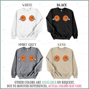 Op de afbeelding: Vier sweatshirts in verschillende kleuren: wit, zwart, sport grijs en zand. Elk sweatshirt heeft een grafisch ontwerp met twee pompoenen die door skelethandjes worden vastgehouden.