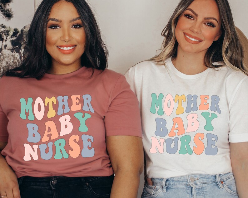 Może przedstawiać: Dwie osoby w koszulkach z napisem "Mother Baby Nurse" w kolorowej czcionce retro. Koszulki są r&oacute;żowe i białe.