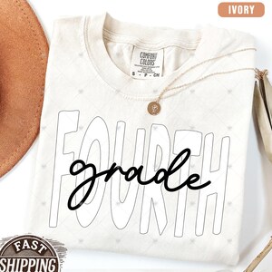 Op de afbeelding: Een ivoorwit T-shirt met de tekst "FOURTH grade" in zwarte omrande letters.