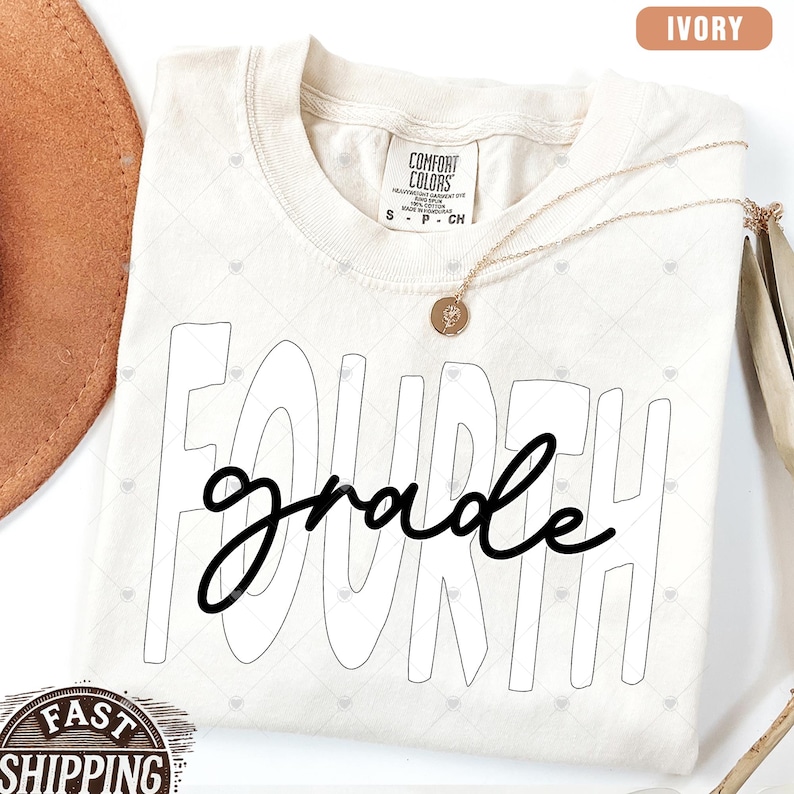 Op de afbeelding: Een ivoorwit T-shirt met de tekst "FOURTH grade" in zwarte omrande letters.