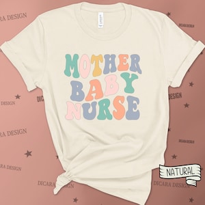 Może przedstawiać: Beżowa koszulka z napisem "MOTHER BABY NURSE" w kolorowych, retro literach.