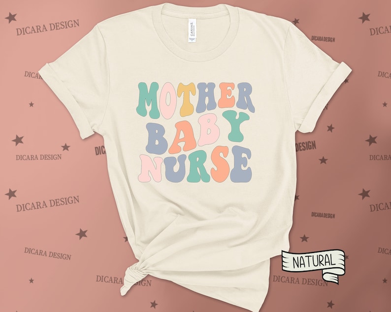 Może przedstawiać: Beżowa koszulka z napisem "MOTHER BABY NURSE" w kolorowych, retro literach.