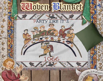 Puede incluir: Una manta tejida blanca con una ilustración medieval de un banquete, con el texto "PARTY LIKE IT'S 1066." La manta tiene un borde decorativo y flecos. Un cojín verde está a la derecha. Las palabras "Woven Blanket" están en la parte superior.